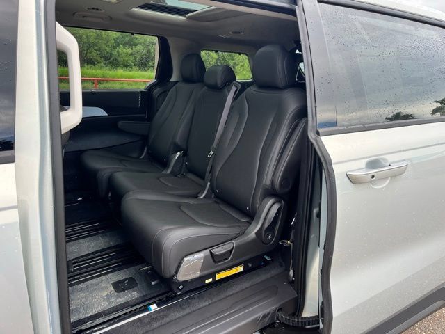New 2026 Kia Carnival SX w/ SX Dark Edition Package FWD image 18
