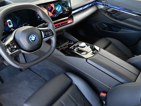 Used 2025 BMW i5 eDrive40i w/ Executive Package RWD image 14
