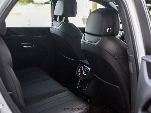 Used 2021 Bentley Bentayga AWD/4WD image 30