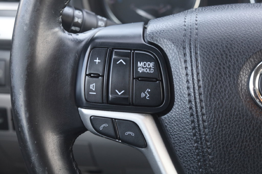 Used 2017 Toyota Highlander Limited AWD/4WD image 9