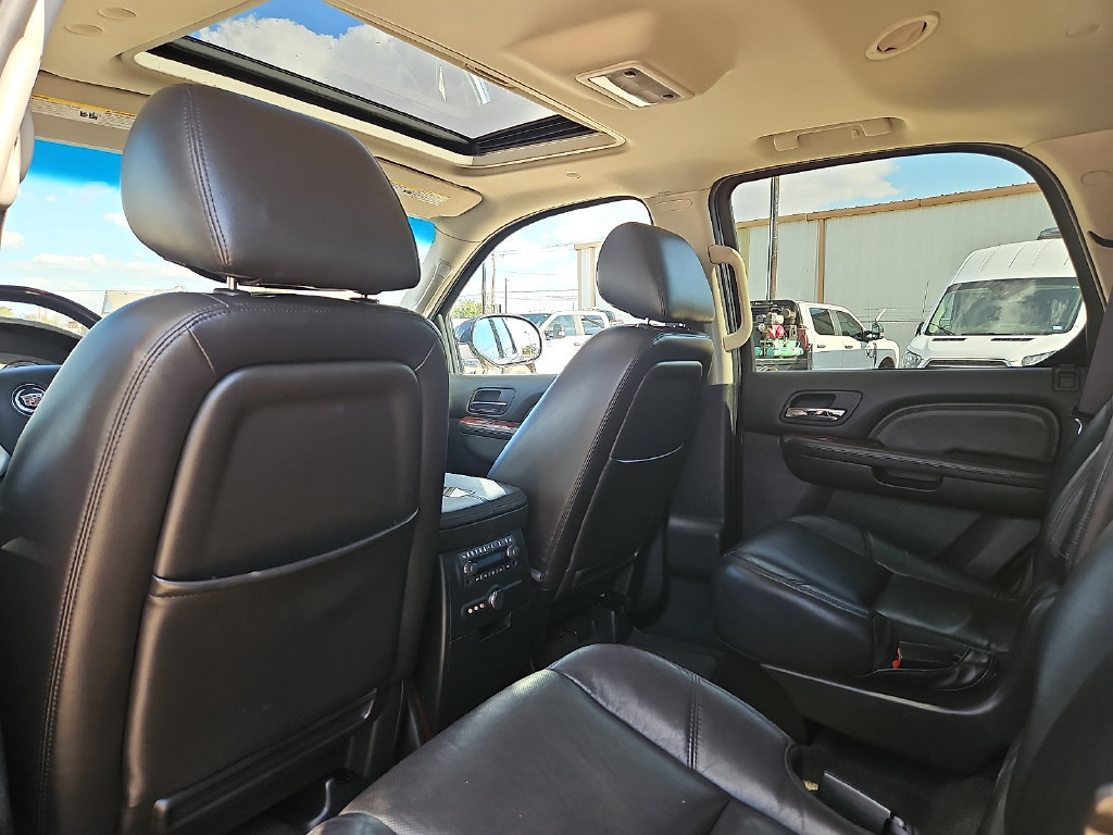 Used 2011 Cadillac Escalade Luxury RWD image 16