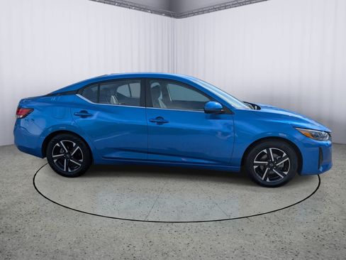 Used 2024 Nissan Sentra SV FWD image 2
