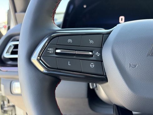 Used 2025 Chevrolet Traverse RS FWD image 21