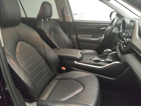 Used 2021 Toyota Highlander XLE FWD image 21