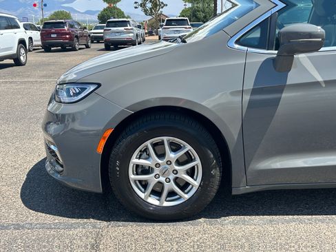 Used 2022 Chrysler Pacifica Touring-L FWD image 26