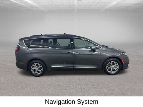 Used 2022 Chrysler Pacifica Limited FWD image 15