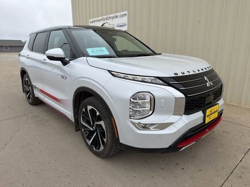 Used 2023 Mitsubishi Outlander SE image 2