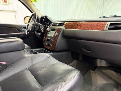 Used 2007 Chevrolet Suburban 2500 LT w/ LT Preferred Equipment Group AWD/4WD image 14