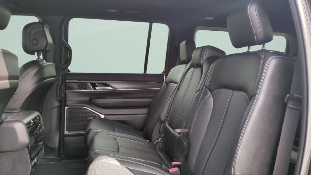 Used 2023 Jeep Wagoneer Series II AWD/4WD image 10