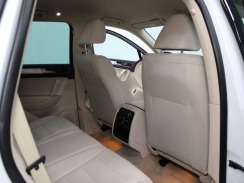 Used 2015 Volkswagen Touareg Sport image 20