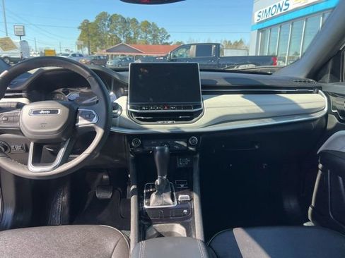 Used 2025 Jeep Compass Limited image 23