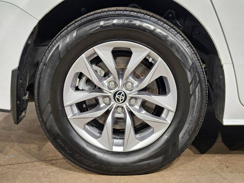 Used 2022 Toyota Sienna XLE FWD image 17