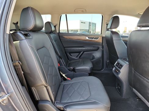 Used 2024 Volkswagen Atlas SE FWD image 13