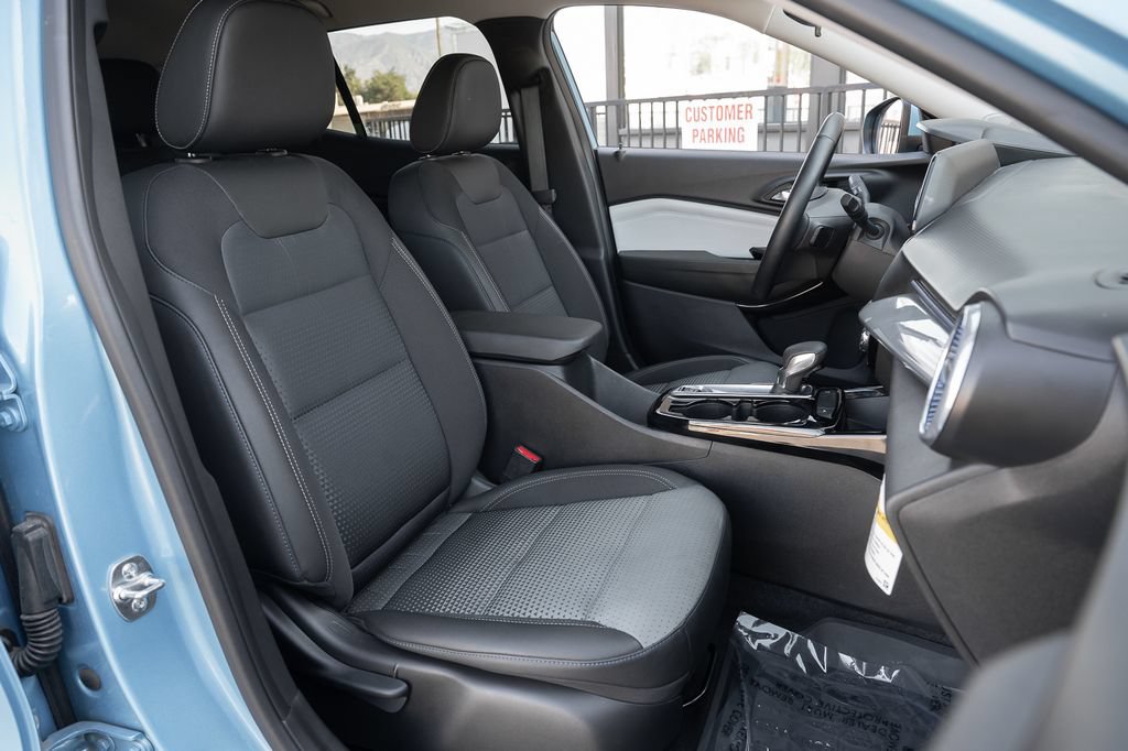 Used 2026 Chevrolet Trax LT w/ LT Convenience Package FWD image 35