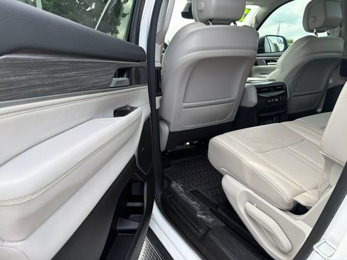 Used 2024 Jeep Wagoneer L Series II w/ Flexible Seating Group AWD/4WD image 13