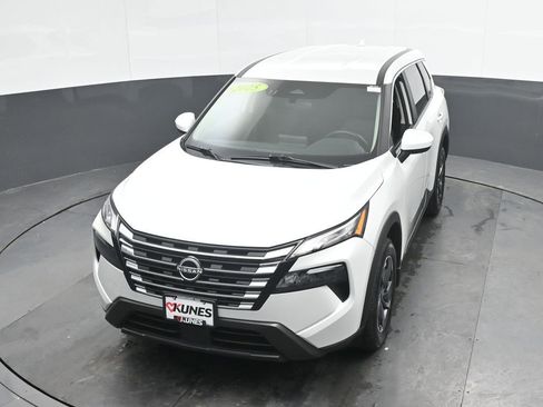 Used 2025 Nissan Rogue SV image 33