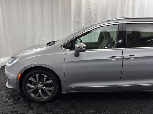 Used 2017 Chrysler Pacifica Limited image 5