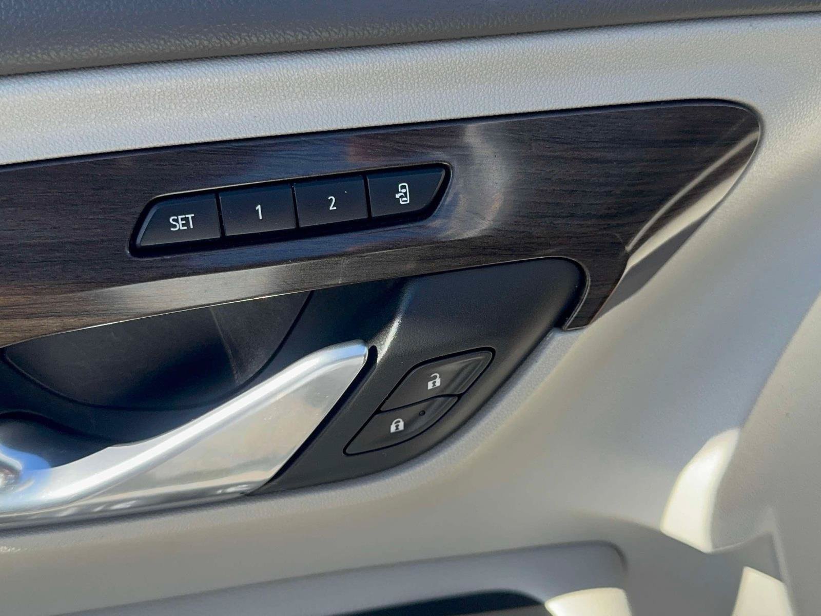 Used 2019 GMC Terrain Denali w/ Advanced Safety Package AWD/4WD image 17