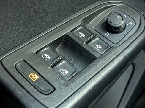 Used 2024 Volkswagen Taos SE image 18