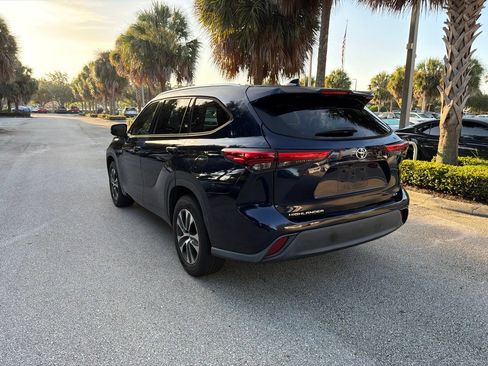 Used 2021 Toyota Highlander XLE FWD image 3