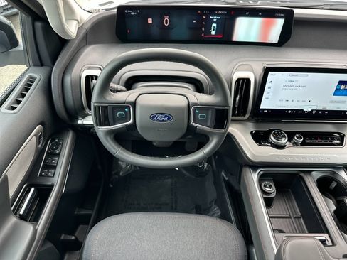 Used 2025 Ford Expedition Active AWD/4WD image 17
