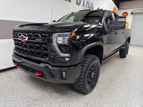 Used 2024 Chevrolet Silverado 2500 ZR2 w/ Technology Package image 3