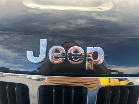 Used 2012 Jeep Grand Cherokee Laredo image 23