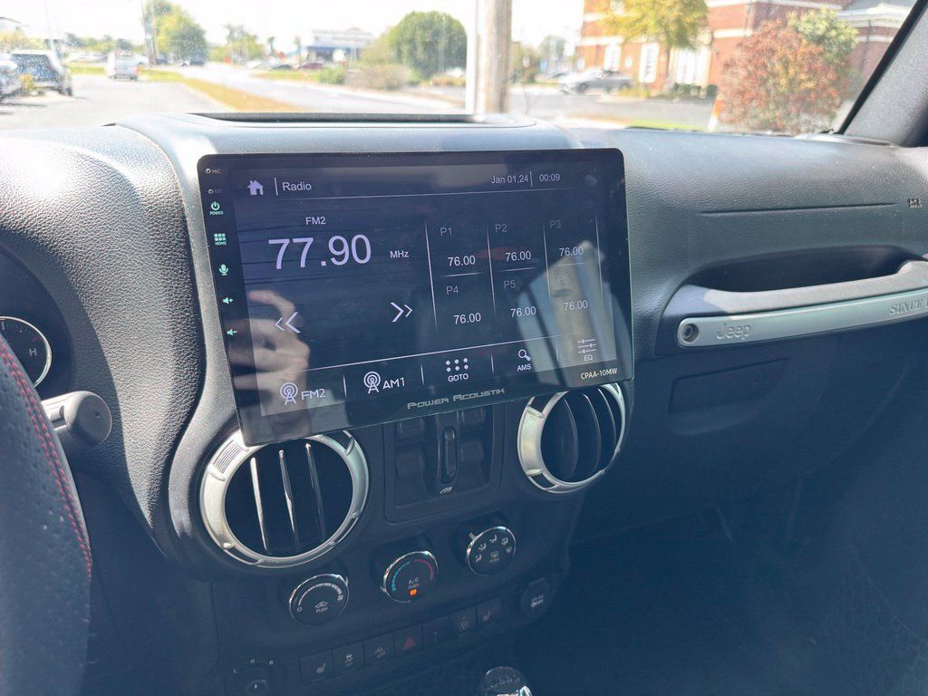 Used 2015 Jeep Wrangler Unlimited Rubicon w/ Connectivity Group AWD/4WD image 15