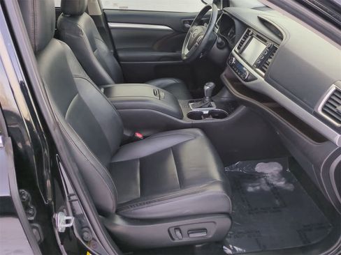 Used 2019 Toyota Highlander XLE image 22