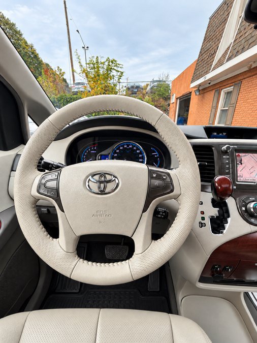 Used 2013 Toyota Sienna XLE w/ Premium Pkg AWD/4WD image 21