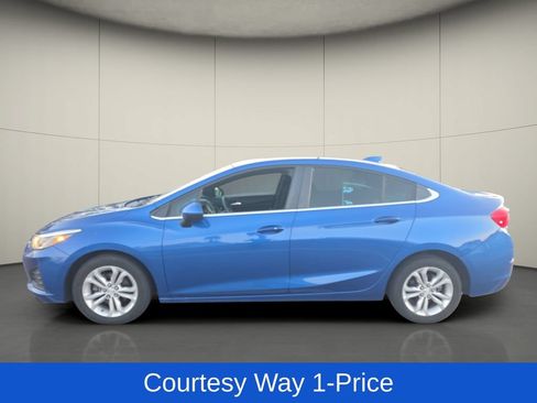 Used 2019 Chevrolet Cruze LT w/ Convenience Package FWD image 5