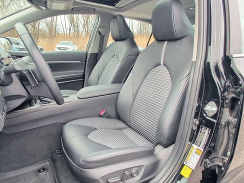 Used 2023 Toyota Camry SE w/ Convenience Package image 16