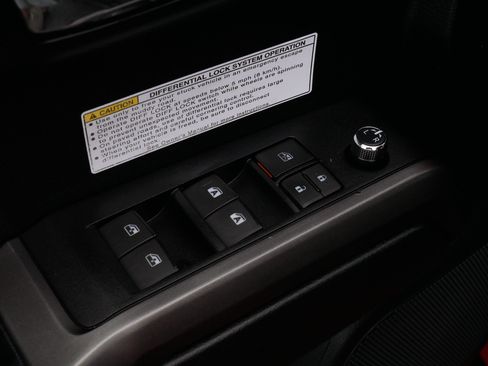 Used 2016 Toyota Tacoma TRD Off-Road w/ Premium & Technology Package AWD/4WD image 19