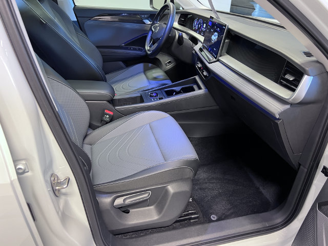 Certified 2026 Volkswagen Tiguan SE FWD image 11