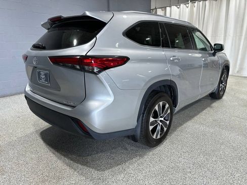 Used 2021 Toyota Highlander XLE AWD/4WD image 3