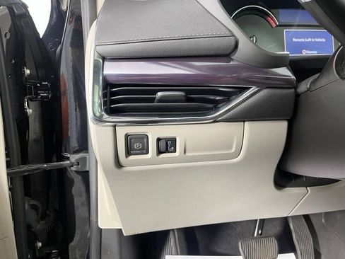 Used 2023 Cadillac XT4 Luxury w/ Cold Weather Package AWD/4WD image 19