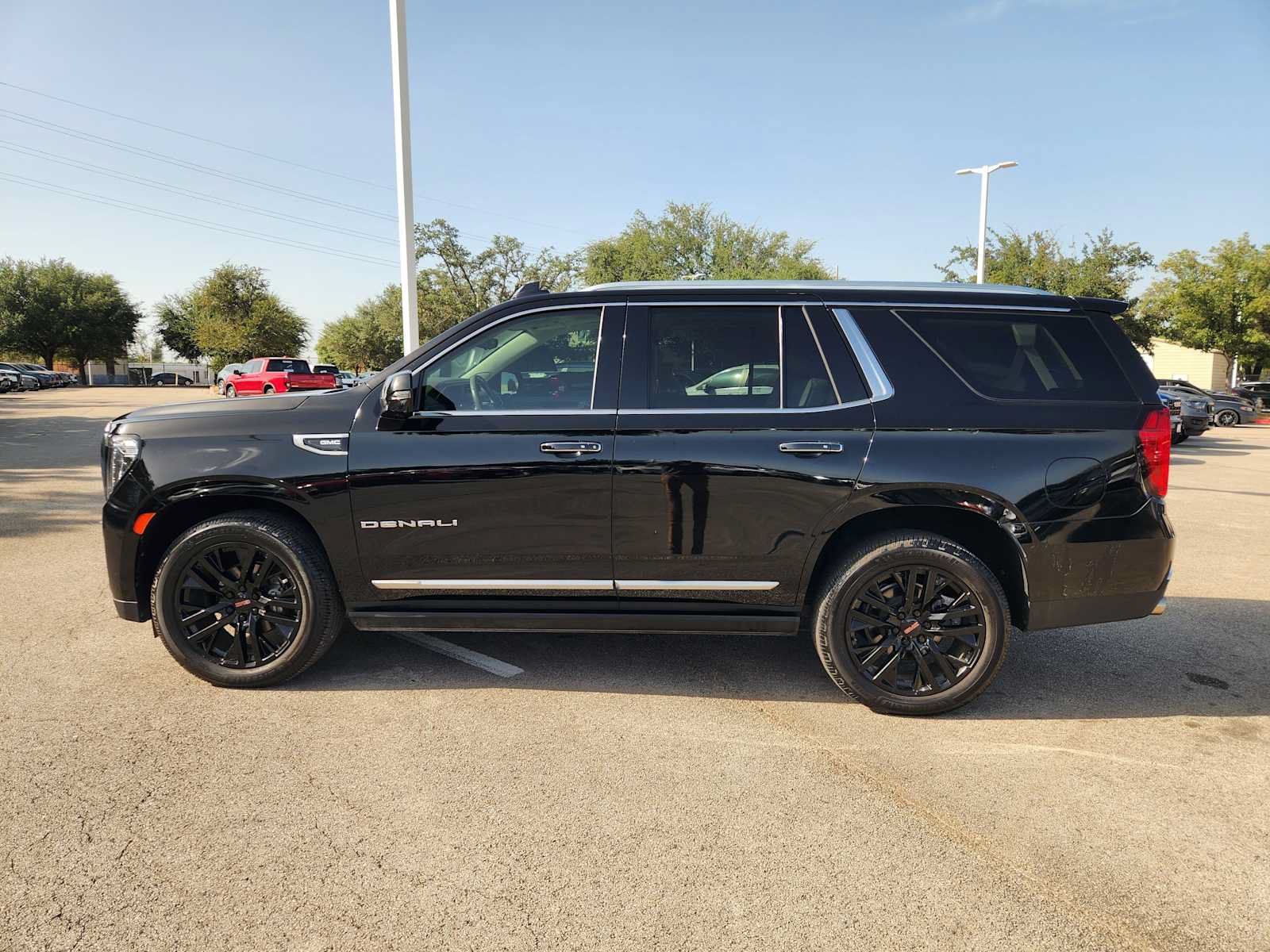 Used 2021 GMC Yukon Denali w/ Denali Premium Package AWD/4WD image 4