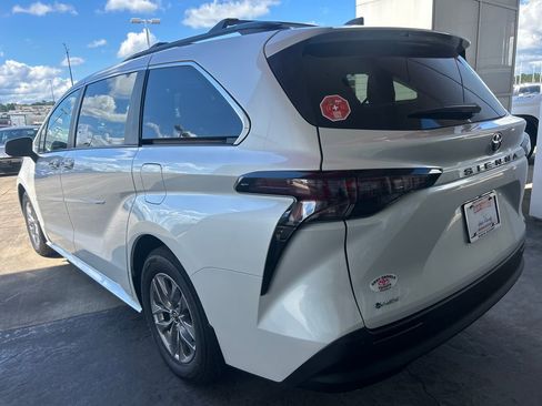 New 2026 Toyota Sienna XLE FWD image 6