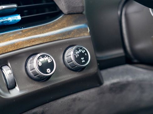 Used 2017 Cadillac Escalade Platinum image 18