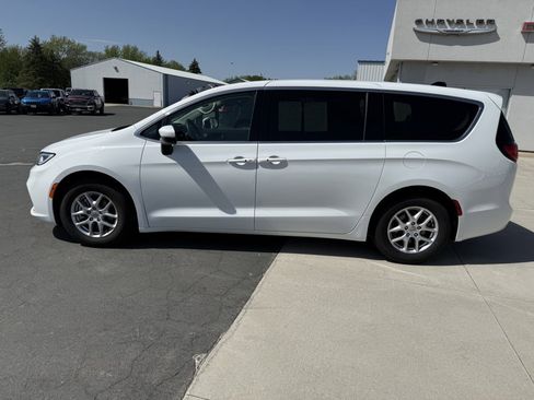 Used 2023 Chrysler Pacifica Touring-L FWD image 5