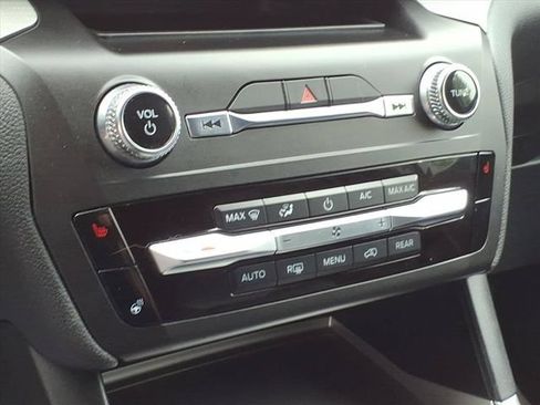 Used 2020 Ford Explorer XLT w/ Equipment Group 202A AWD/4WD image 21