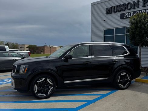 Used 2024 Kia Telluride EX w/ EX Captain's Chair Package image 3