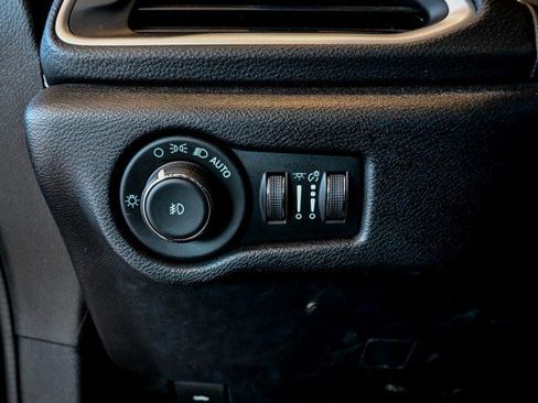 Used 2021 Chrysler Pacifica Touring-L w/ S Appearance Package image 40