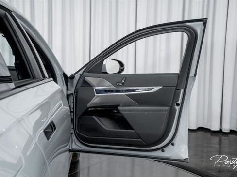 Used 2023 BMW 740i w/ Parking Assistance Package RWD image 36