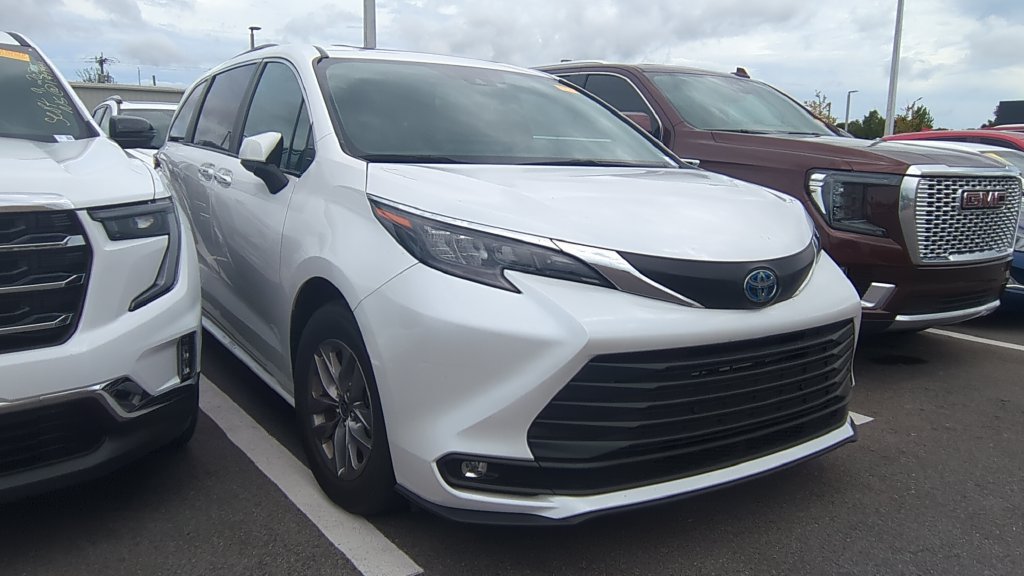Used 2025 Toyota Sienna XLE FWD image 2