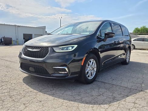 Used 2023 Chrysler Pacifica Touring-L FWD image 3