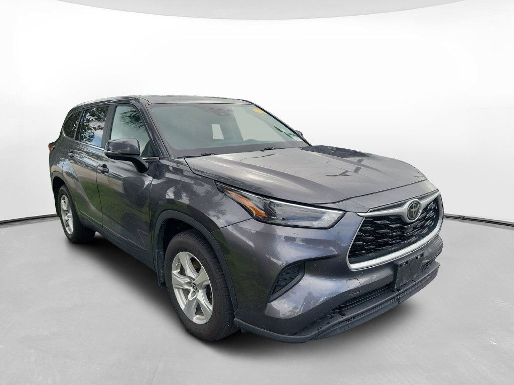 Used 2023 Toyota Highlander L FWD image 3