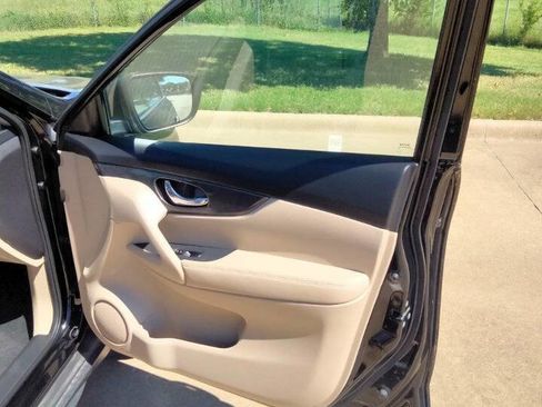 Used 2017 Nissan Rogue S image 19