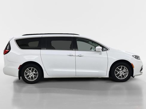 Used 2021 Chrysler Pacifica Touring-L FWD image 8