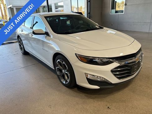 Used 2022 Chevrolet Malibu LT image 2